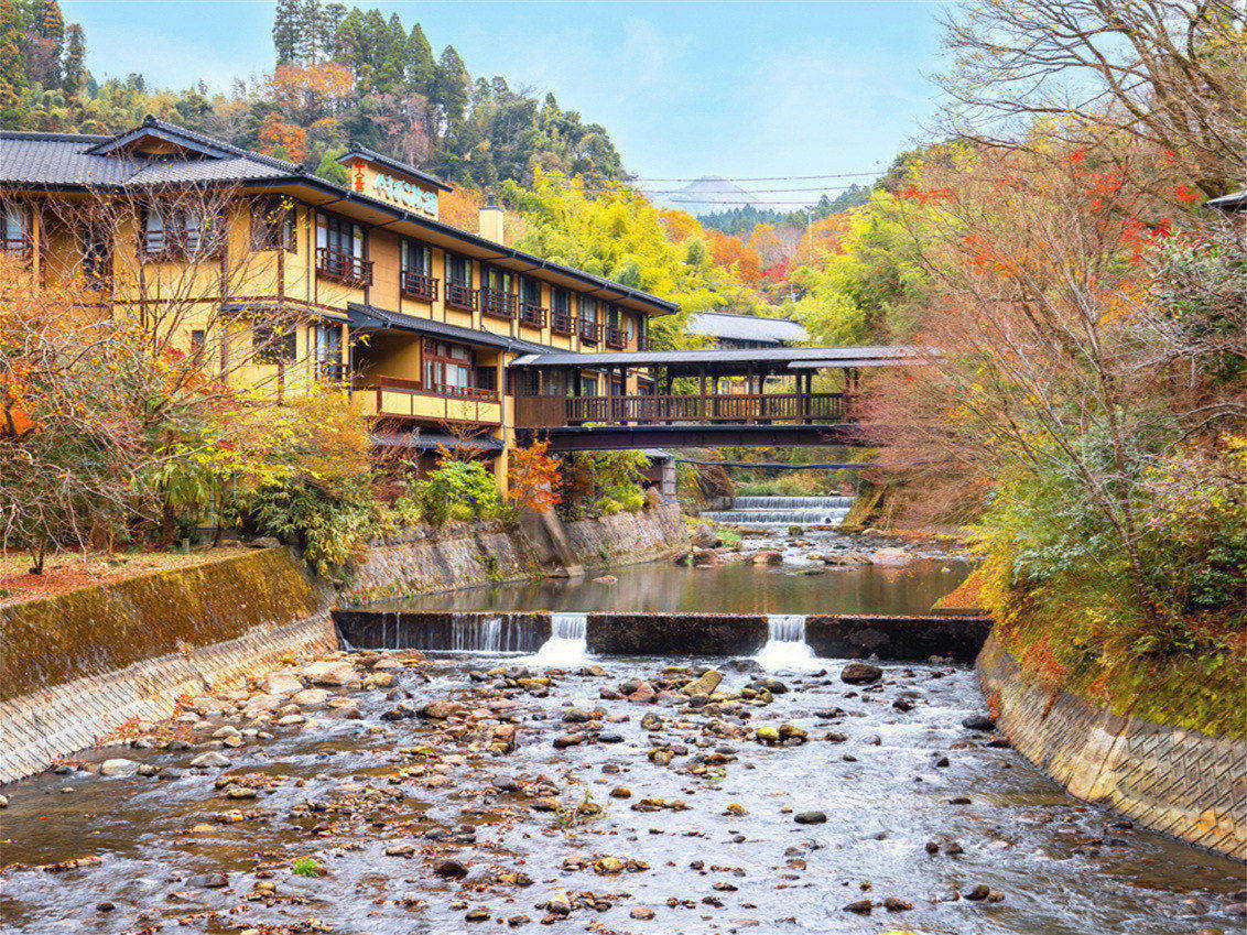 【福岡発】阿蘇山草千里・阿蘇中岳火口・阿蘇神社・黒川温泉日帰りツアー、多言語ガイド（B）