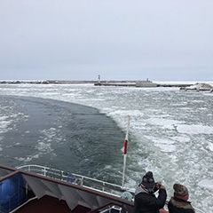 Board the icebreaker ship! Round-trip Bus