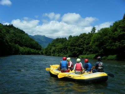 3歳のお子様からシニアの方まで、緩やかな空知川下流で川遊び