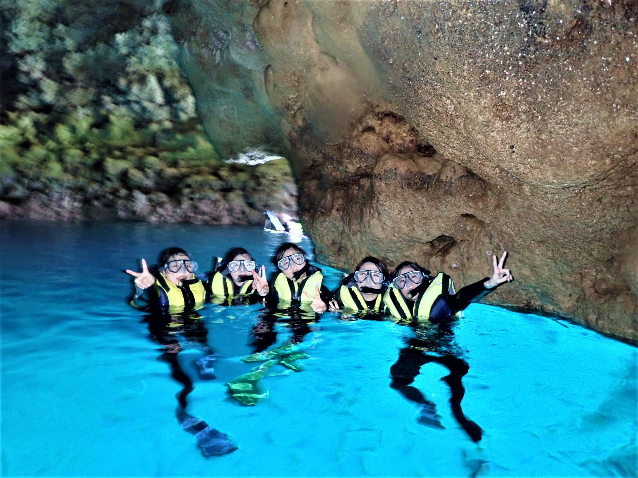 青之洞窟浮潛探險